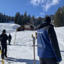 Für den Skiliftbetrieb suchen wir nach einer vielseitig interessierten Person, die gerne bei Sonne und Schnee draussen arbeitet. Sei es im Kontakt mit den Gästen am Skilift oder auch für den technischen Betrieb der Anlagen. Es erwartet dich ein tolles Team!