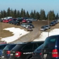 Fällt es Dir leicht einen kühlen Kopf zu bewahren wenn die Räder mal durchdrehen? Dann hätten wir wohl einen Job für Dich. Wir suchen jemanden, der an Spitzentagen hilft Ordnung auf dem Parkplatz zu behalten und so den Gästen einen einfachen Einstieg in das Wintervergnügen zu ermöglichen.